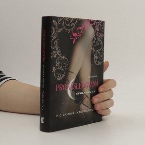 náhled knihy - Škola noci. 5, Pronásledovaná